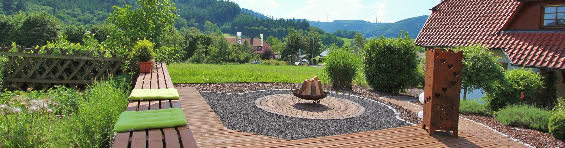 Ausblick über den Garten der Ferienwohnungen Enders mit Blick auf den gegenüberliegenden Berg Grassert